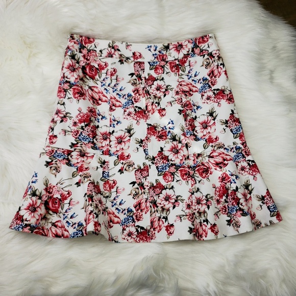 White House Black Market Dresses & Skirts - White House Black Market floral Skirt Sz 8